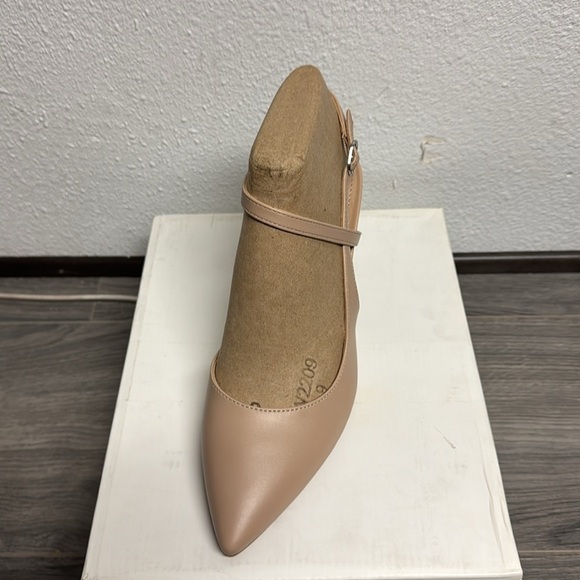 Calvin Klein Women's Gaella Pointy Toe Pumps - Picture 4 of 6